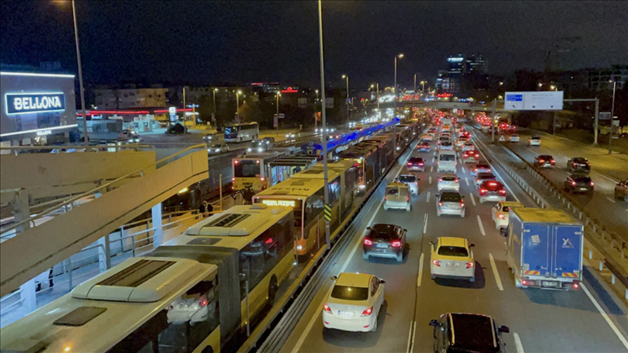 İstanbul Bakırköy'de metrobüs arızalanınca uzun araç kuyruğu oluştu