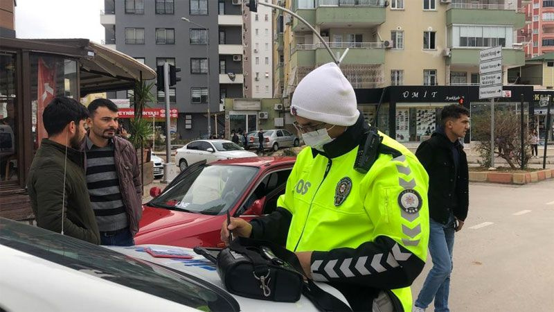 Adana'da ceza yememek için polis ağabeyini aradı ekiplerin tepkisi alkış aldı