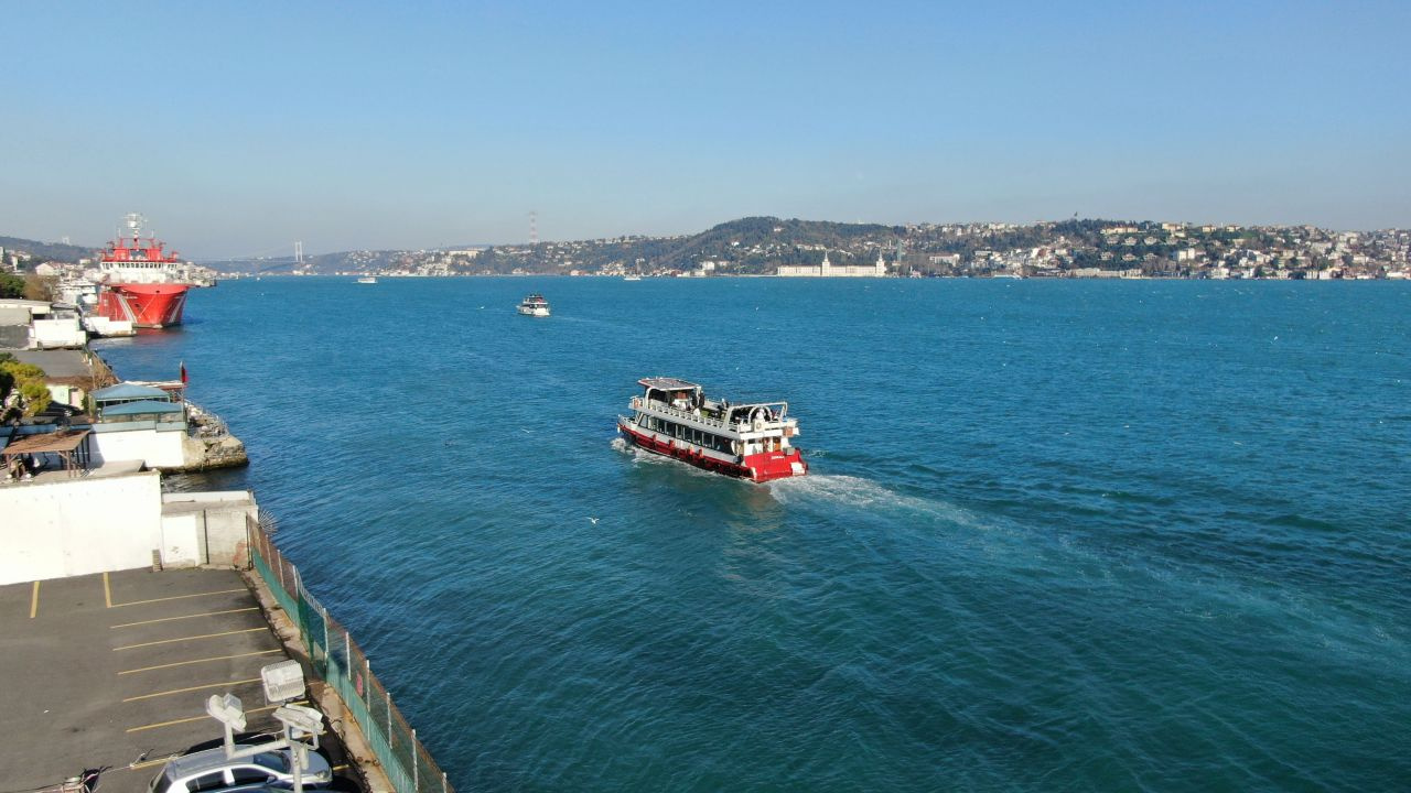 İstanbul Boğazı fırtınadan sonra güneşli havayı gördü deniz turkuaz oldu