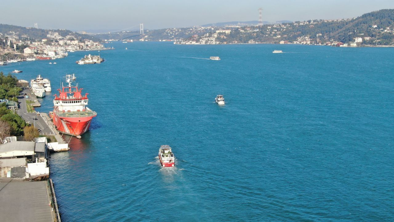 İstanbul Boğazı fırtınadan sonra güneşli havayı gördü deniz turkuaz oldu