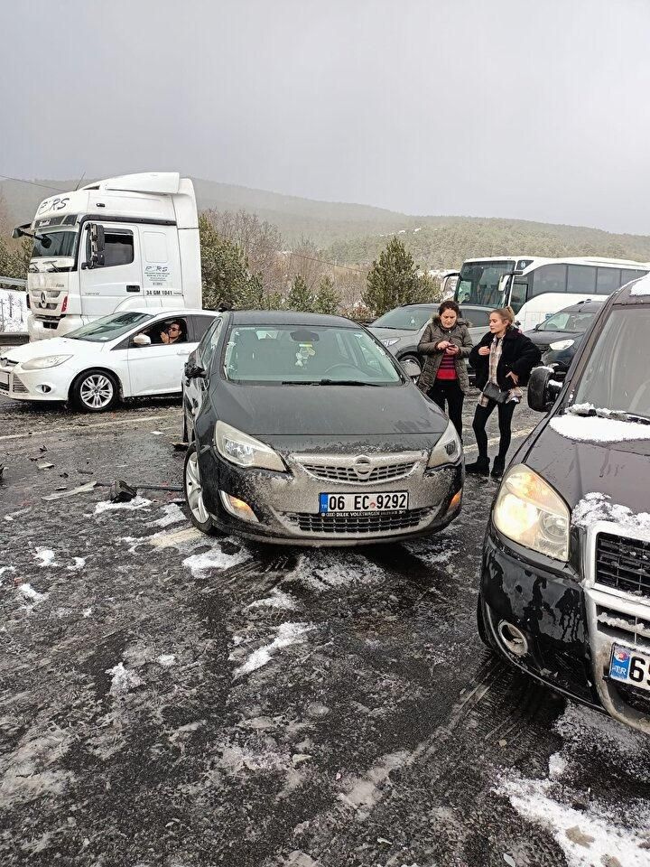 Bolu Dağı'nda 12 aracın karıştığı zincirleme kazada trafik felç oldu