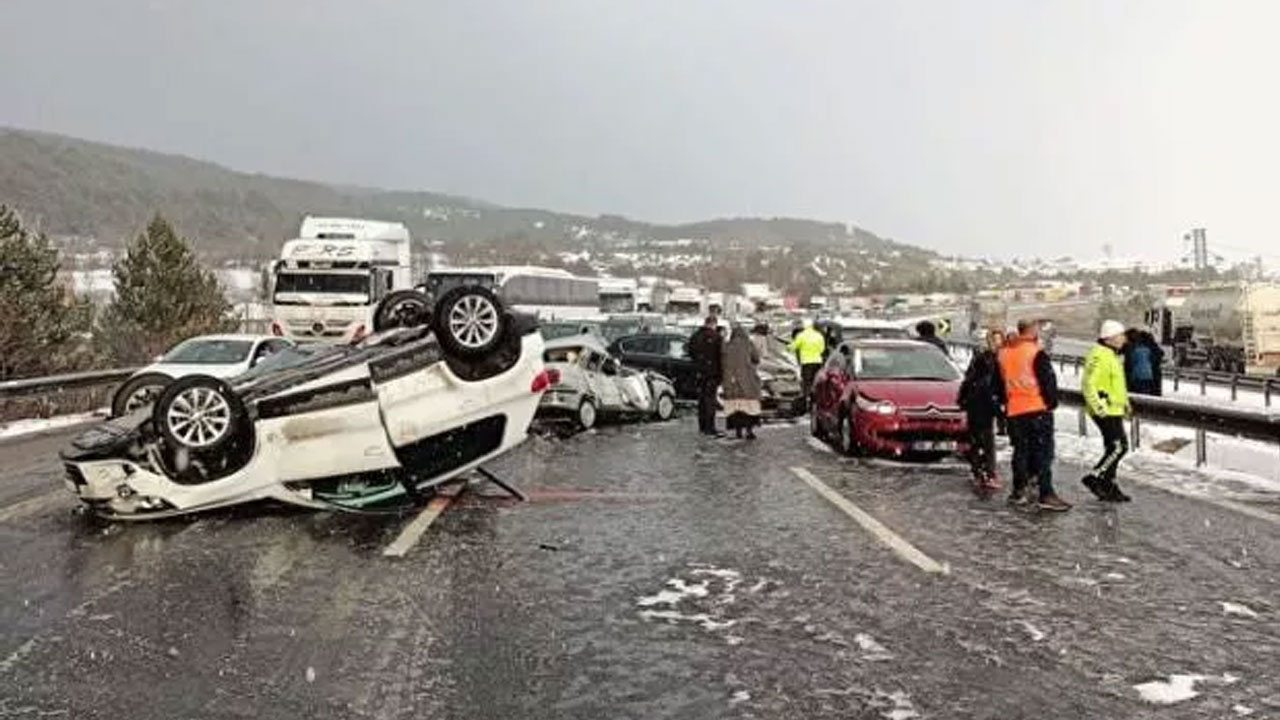 Bolu Dağı'nda 12 aracın karıştığı zincirleme kazada trafik felç oldu