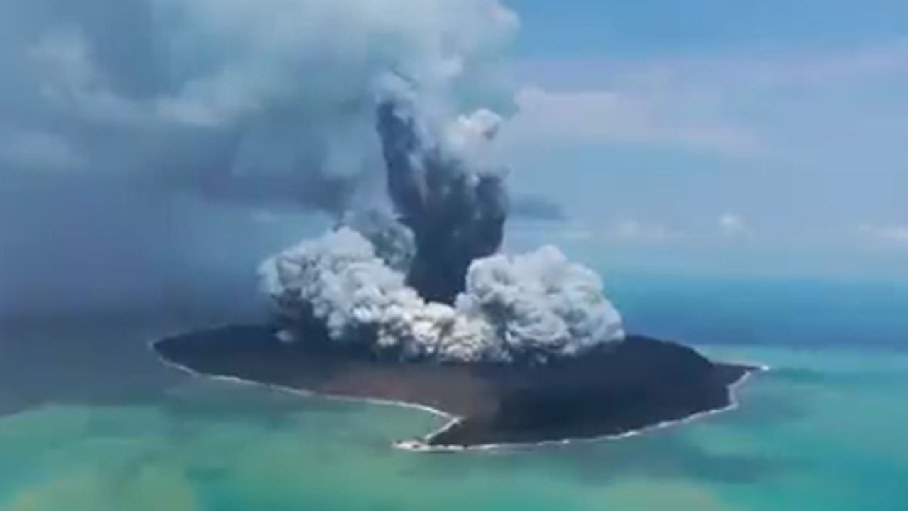 Yanardağ patlaması uzaydan bile görüntülendi 20 kilometre yükseldi Dev tsunami dalgaları oluştu