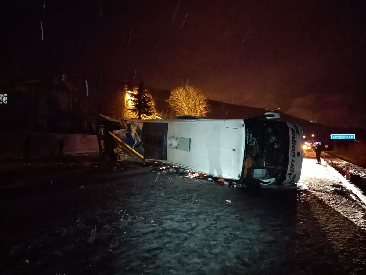 Yolcu otobüsü kaza yapan tıra çarpıp devrildi, ölü ve yaralılar var