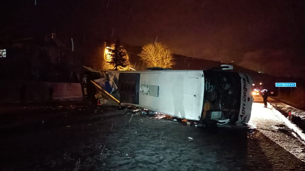 Yolcu otobüsü kaza yapan tıra çarpıp devrildi, ölü ve yaralılar var