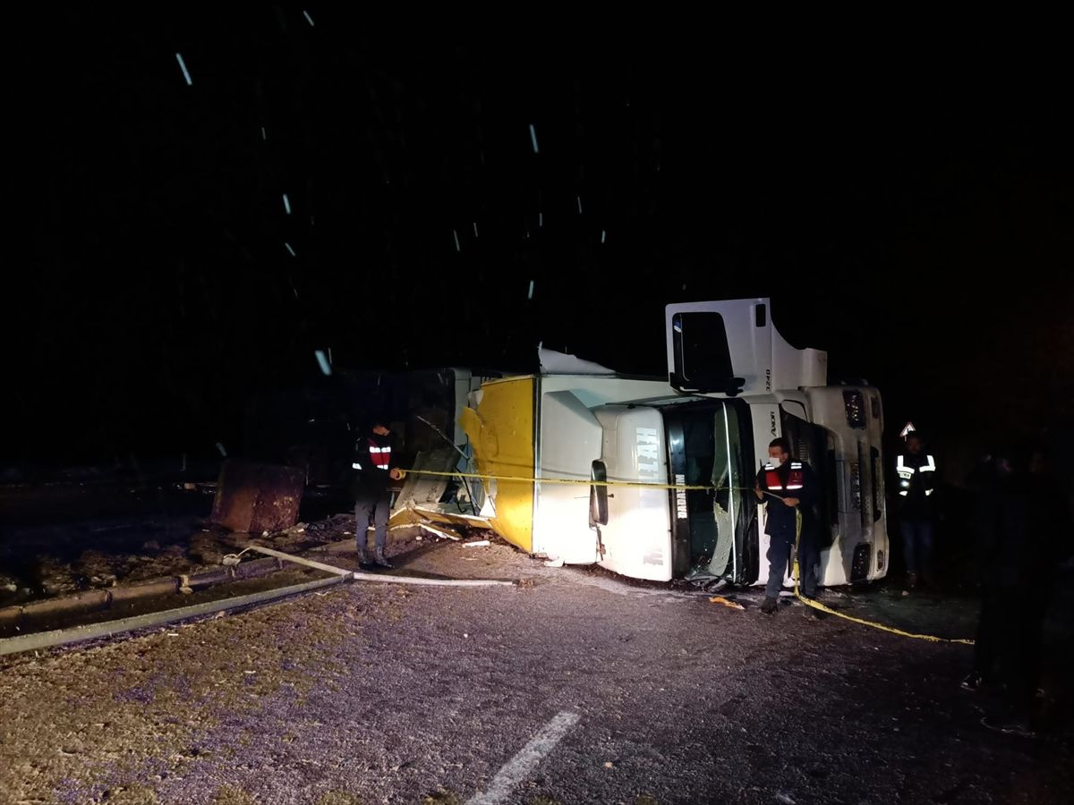 Yolcu otobüsü kaza yapan tıra çarpıp devrildi, ölü ve yaralılar var