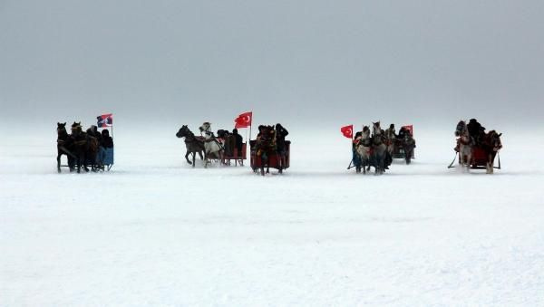 CHP'li belediye başkanları, Çıldır Gölü'nde tipiye tutuldu