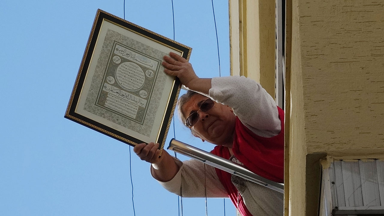 Antalya'da ilginç anlar! Yangın çıkan binanın penceresinde elindeki ayetli tabloyla dua etti