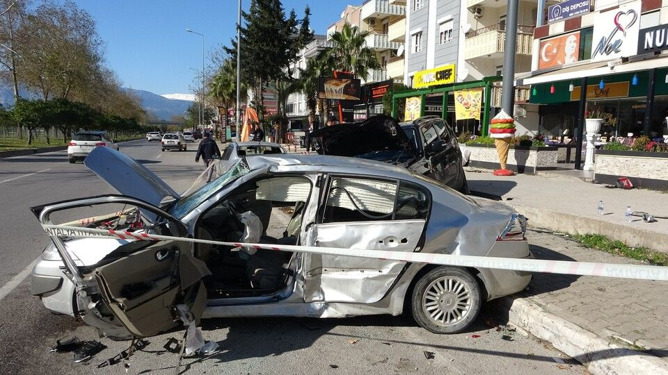 Antalya'da olay yerine gelince dünyaları başına yıkıldı! Kazanın şokundan çıkamadılar