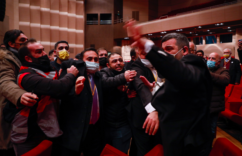 İstanbul Taksiciler Odası başkan seçiminde yumruklar konuştu! Eyüp Aksu'ya idam ipi attılar