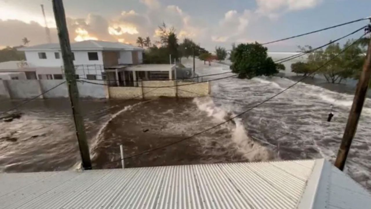 Yanardağ patlaması sonrası tsunaminin vurduğu Tonga ile bağlantı koptu! Başbakana ulaşılamıyor