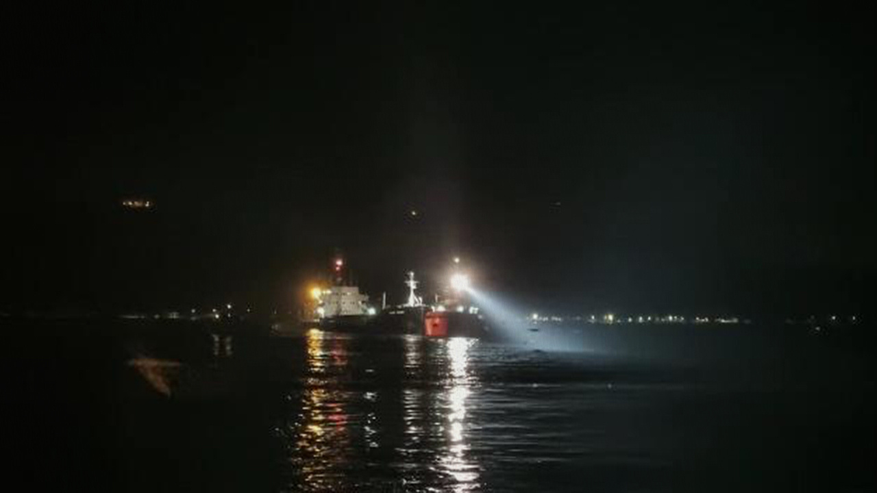 Arıza yapan gemi kurtarıldı! İstanbul Boğazı trafiği normale döndü