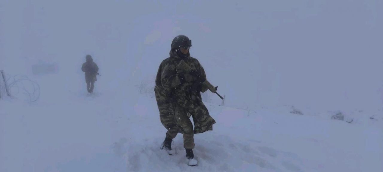 Mehmetçik'ten vatan nöbeti! Bayrak donduran soğukta kirpikleri buz tuttu