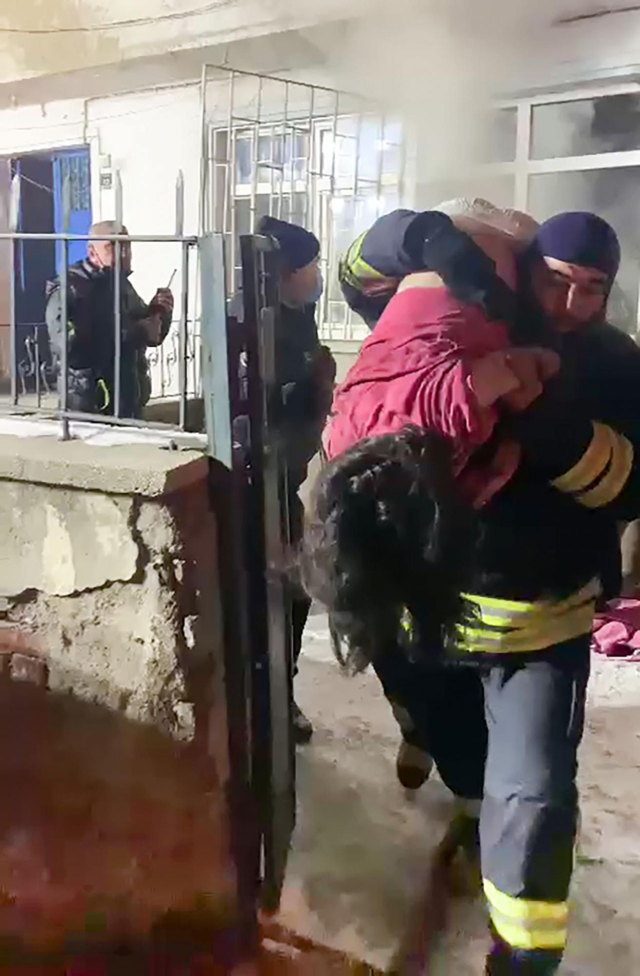 Erzurum'da kahraman itfaiyeci 3 kız çocuğunu kurtarmak için kendi maskesini taktı kalp krizi geçirdi
