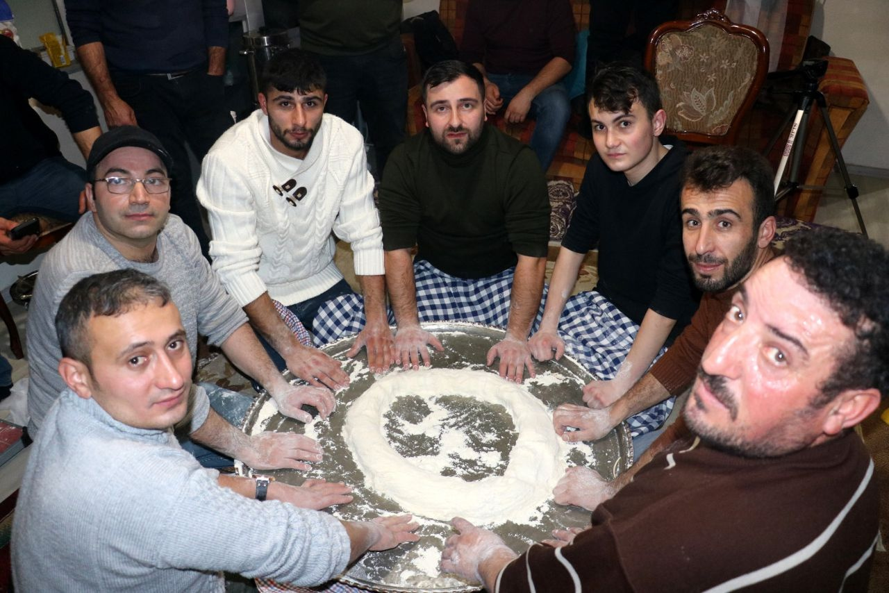 Sivas'ta en az 6 kişiyle yapılıyor yapımı saatler sürüyor! Tadına doyulmuyor: Ağda şekline gelince...