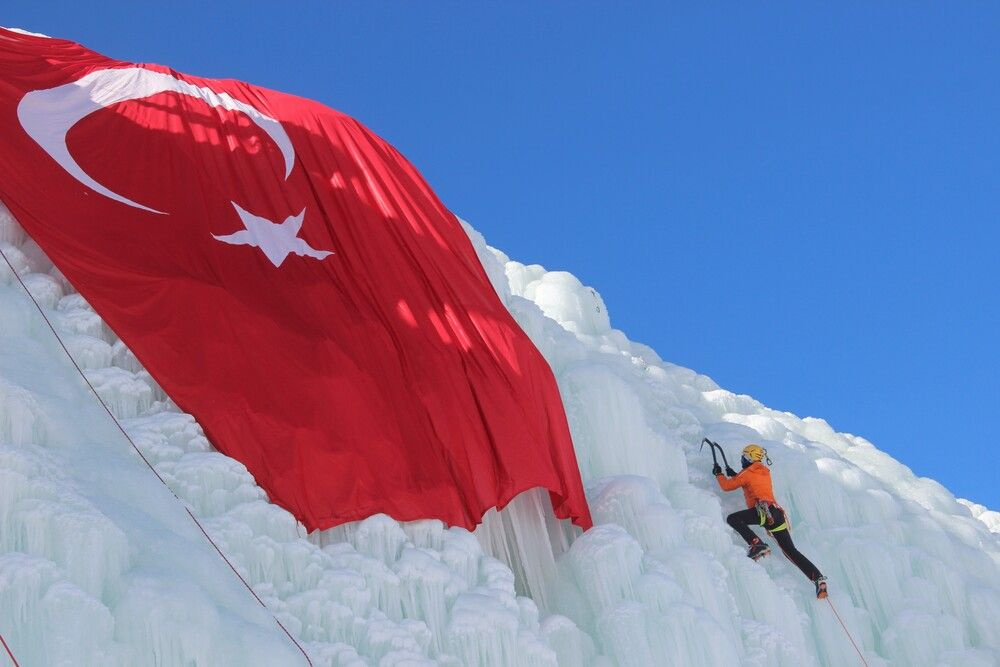 Türkiye’nin ilk yapay buz parkında adrenalin dolu anlar nefes kesti! Erzurum'da bu yıl bir ilk oldu