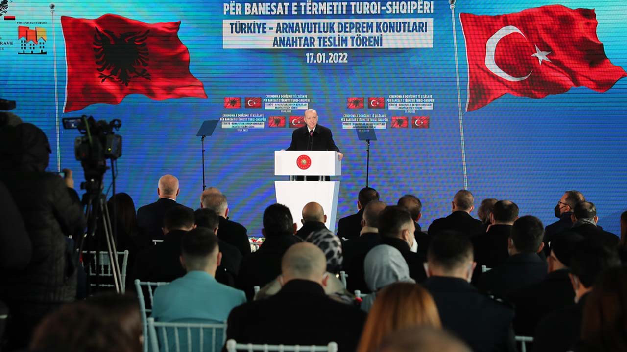 Cumhurbaşkanı Erdoğan Arnavutluk'ta deprem konutlarını teslim etti