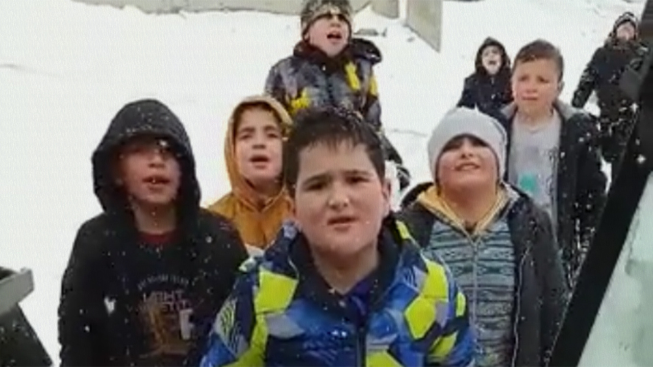 Kastamonu'da iş makinesinin önünü kesen çocuklara belediye başkanından kayak merkezine götürme sözü