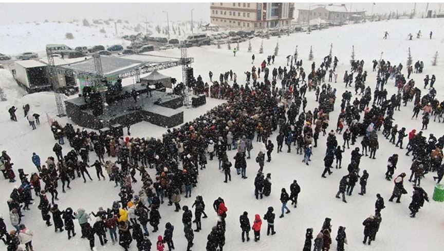 Manuş Baba Sivas'ta soğuğu bahane edip konsere çıkmadı! Seyirciler çıldırdı!