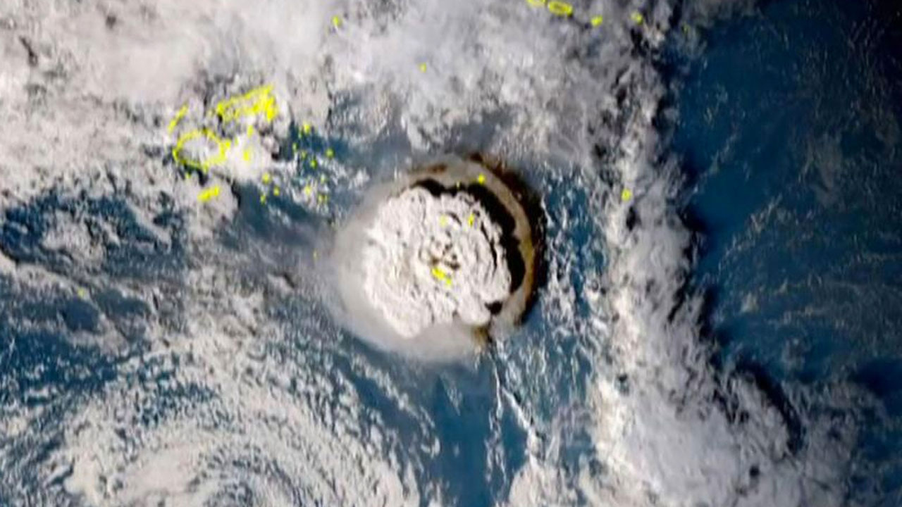 Şiddetli patlama sonrası ada ikiye bölündü! Dehşet görüntü uydu fotoğraflarında
