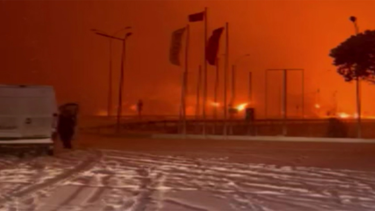 Kahramanmaraş'ta petrol boru hattında patlama! Yangının sabaha kadar devam etmesi bekleniyor