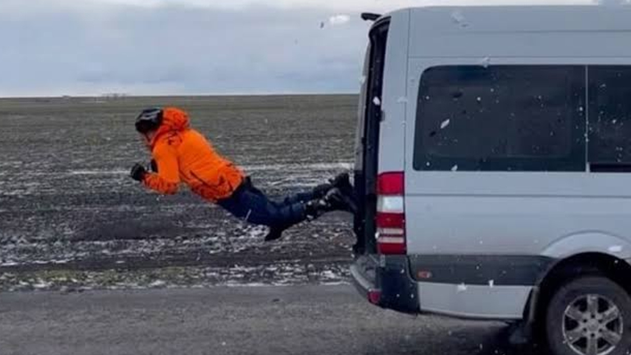 Yürekler ağza geldi! 80 km hızla giden minibüsün içinden mermi gibi geçti