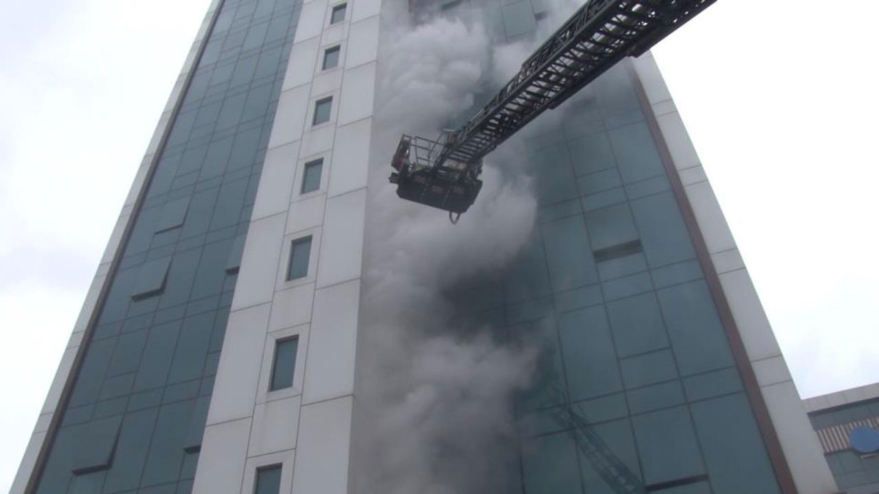 Ataşehir’de 18 katlı binanın dış cephesi yandı