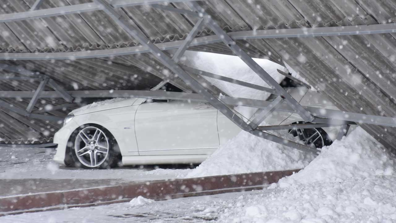 Malatya'da Galericiler Sitesi'nde çatı çöktü 15 araç kullanılmaz hale geldi