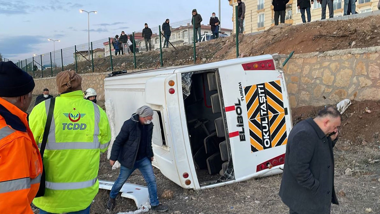 Kırıkkale'de servis midibüsü devrildi! Çok sayıda yaralı var