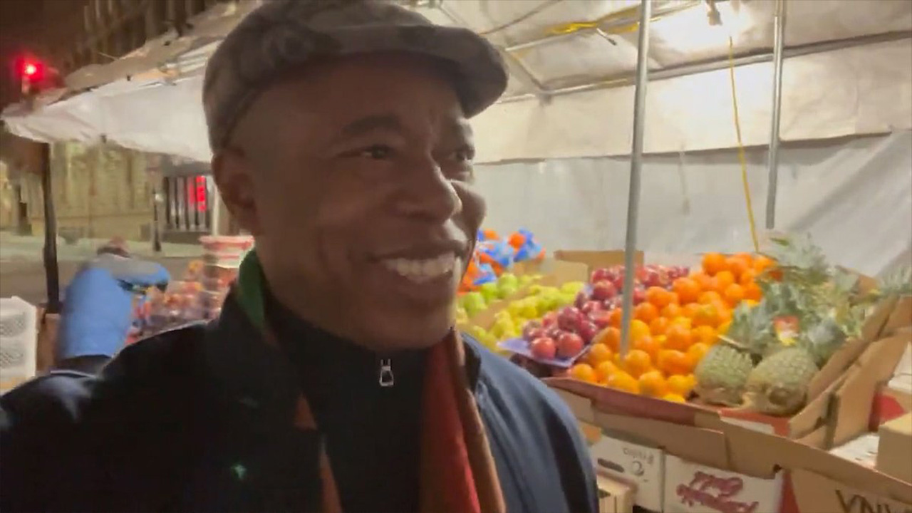 New York Belediye Başkanı Eric Adams, meyvesini sokakta Türk esnaftan satın aldı
