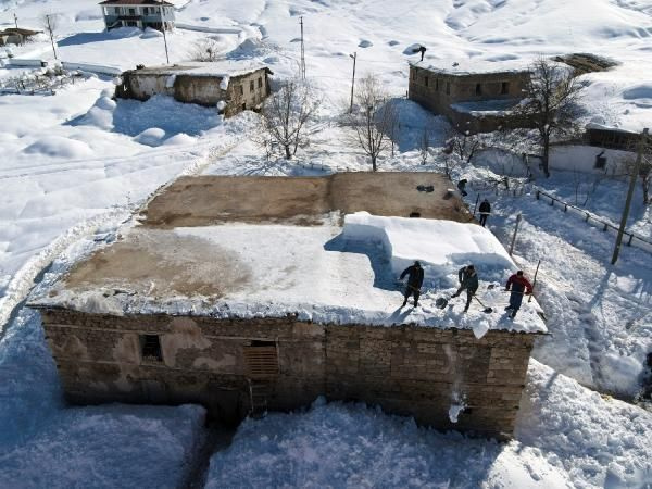 Tunceli Ovacık'tan inanılmaz görüntüler! Evler kara gömüldü hayat durdu