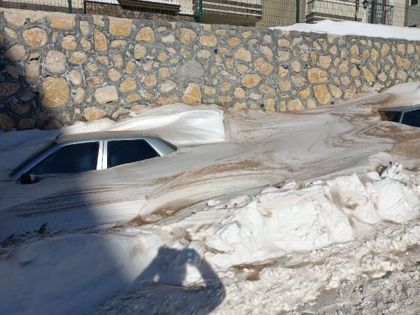 Malatya'da yoğun kar yağışı! Buzlanan yolda 10 araç birbirine girdi