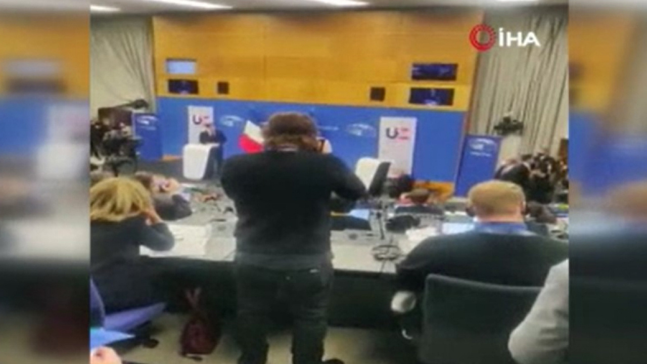 Basın toplantısında soru alınmayınca gazeteciler salonu terk etti! Macron ve Metsola'ya tepki yağdı