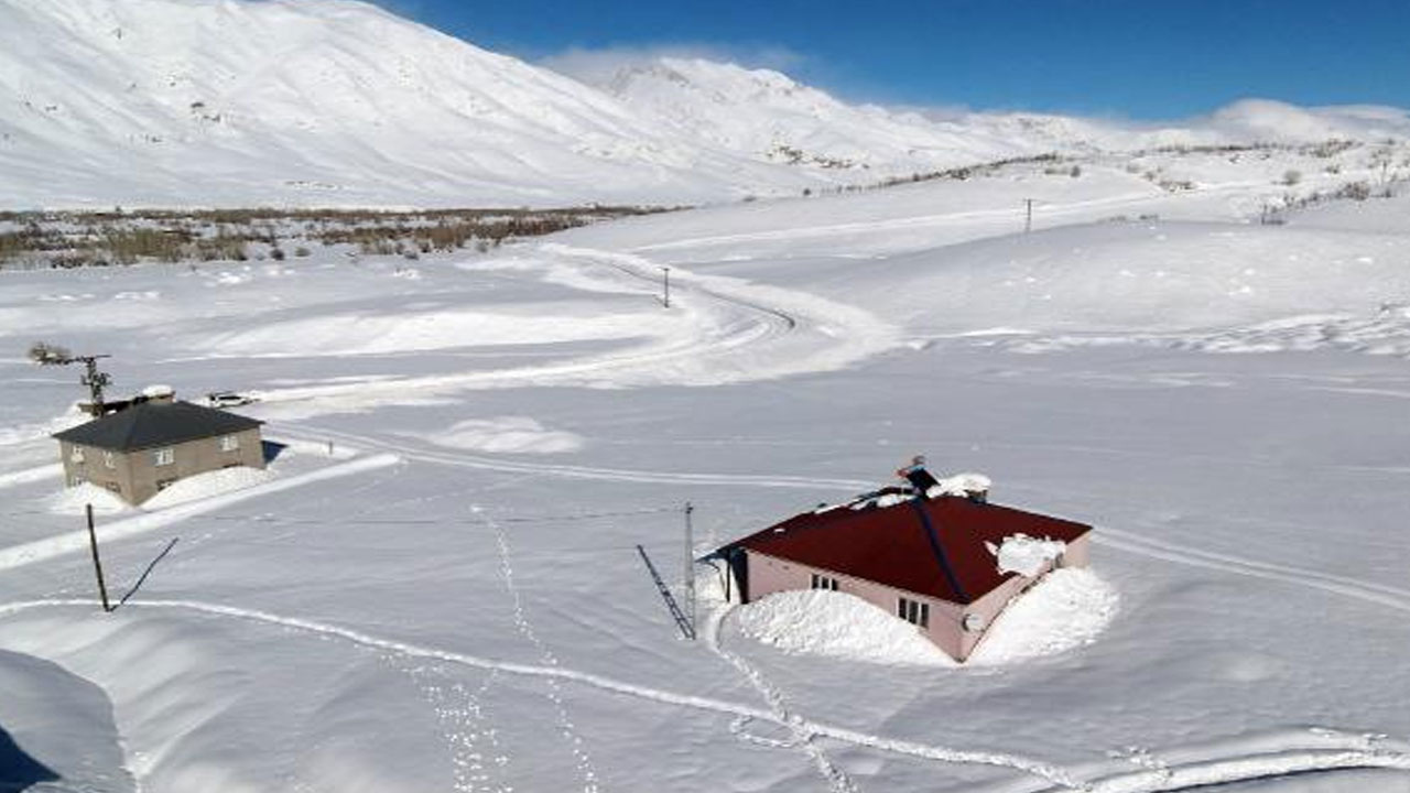 Tunceli Ovacık'tan inanılmaz görüntüler! Evler kara gömüldü hayat durdu