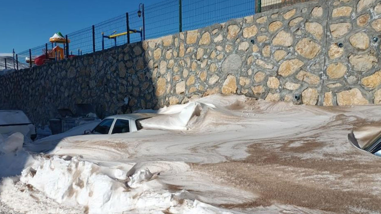 Malatya Darende’de araçlar karda kayboldu! İnanılmaz görüntüler