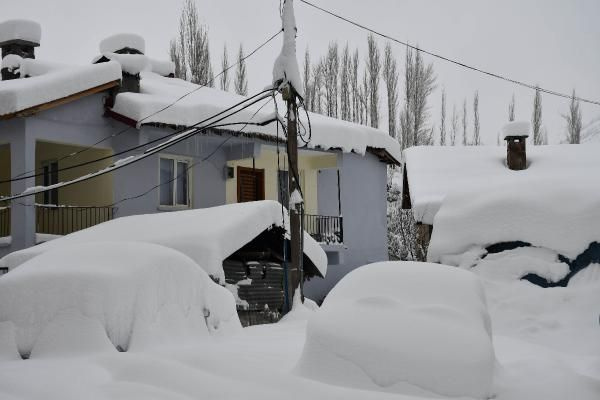 İnanılmaz görüntüler! Beytüşşebap’ta evler ve araçlar kar altında kayboldu