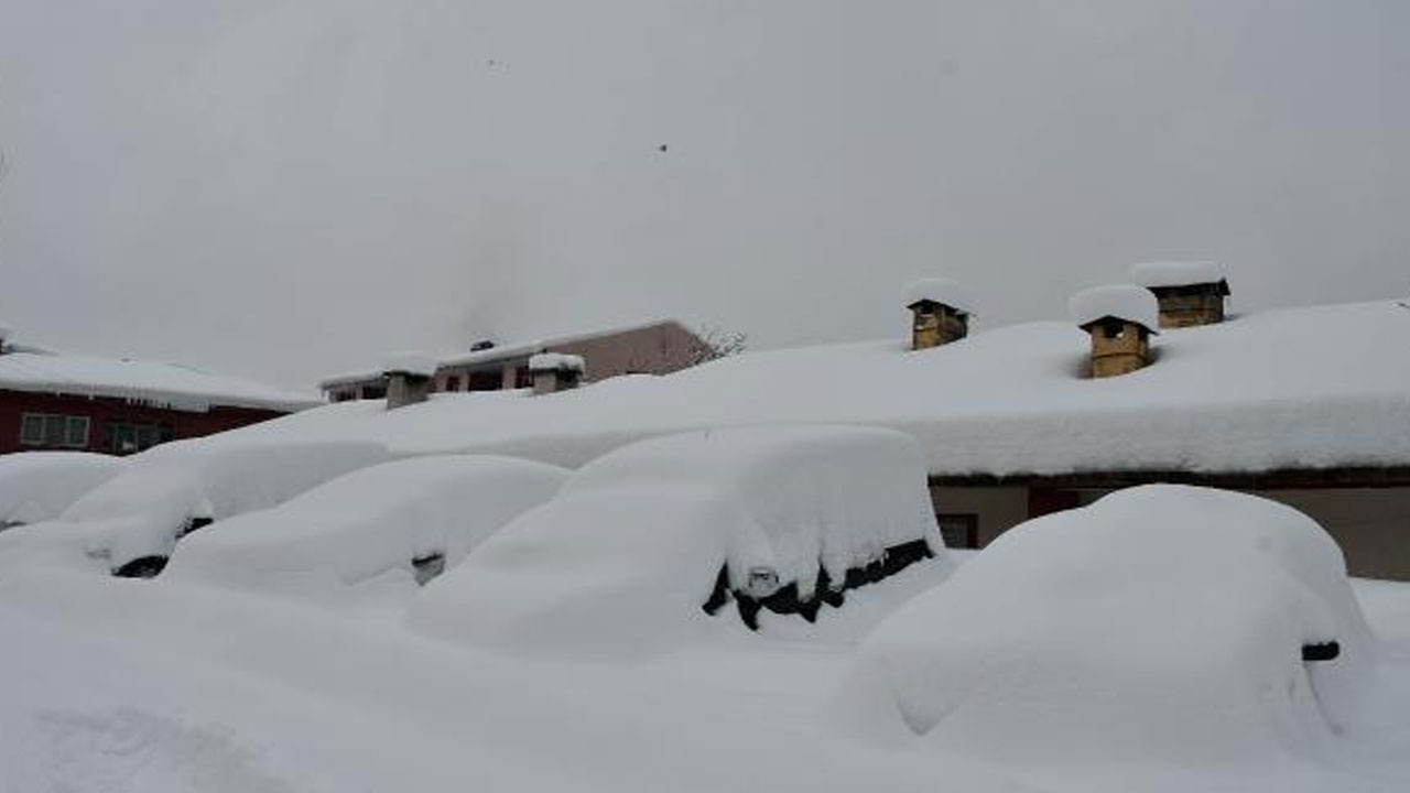 İnanılmaz görüntüler! Beytüşşebap’ta evler ve araçlar kar altında kayboldu