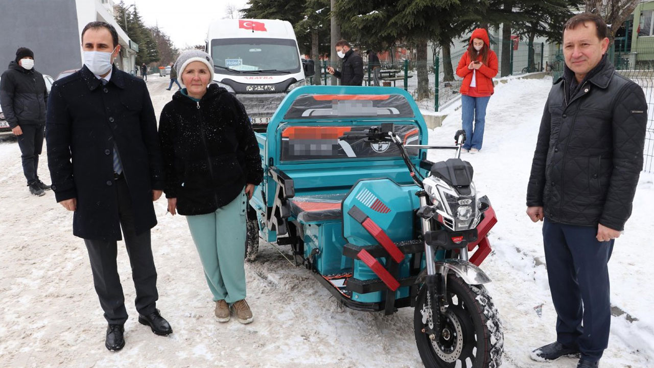 Murat Kurum'dan hurda topladığı motosikleti çalınınca ağlayan kadına hediye