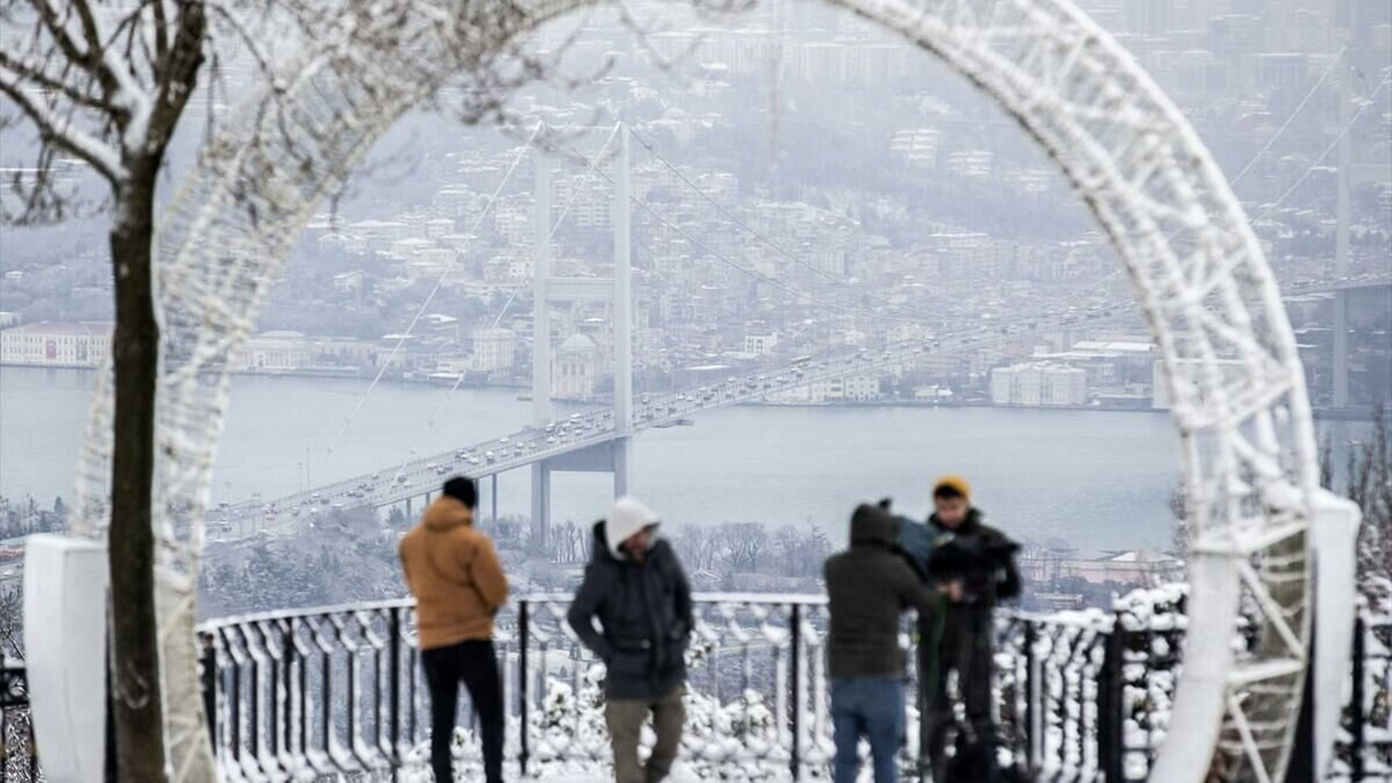 İstanbul'a fena geliyor her semte bu akşam kar yağacak! Uçuşlar yüzde 15 azaltıldı! Meteoroloji ve Orhan Şen saat verdi