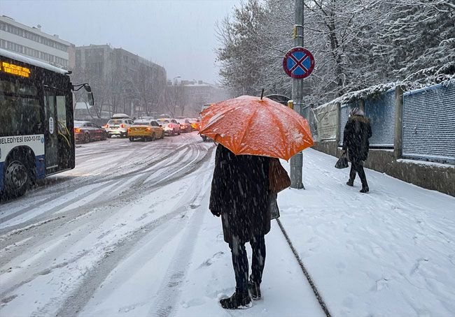 Ankara'da kar yağışı başladı! Kar kalınlığı 20 cm üzeri olabilir