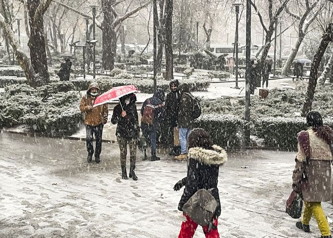 Ankara'da kar yağışı başladı! Kar kalınlığı 20 cm üzeri olabilir