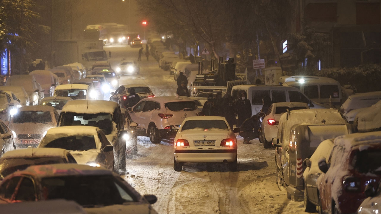 Kar yağışı Ankara'ya yaşamı felç etti!