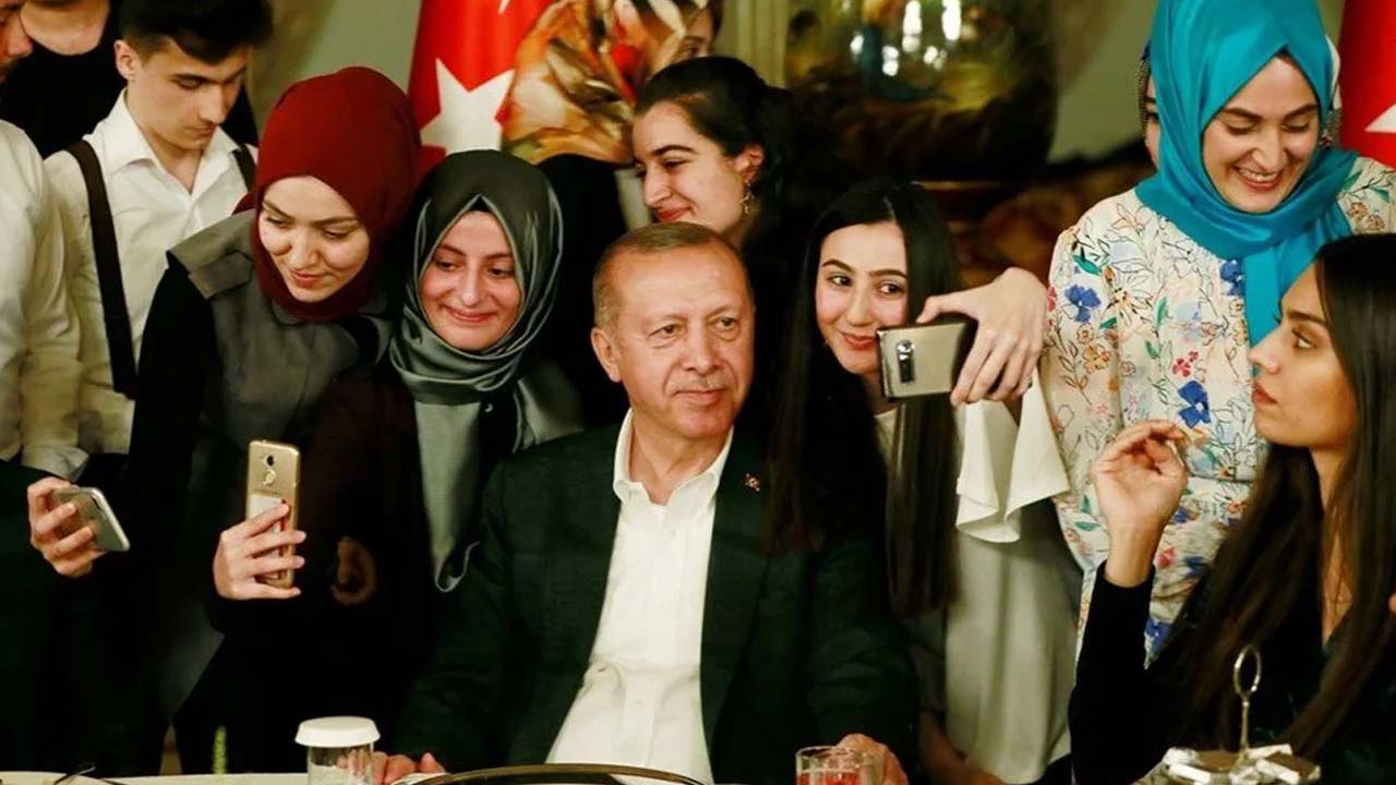 Cumhurbaşkanı Erdoğan'a sunulan Z kuşağı anketi Gençler kime oy veriyor?