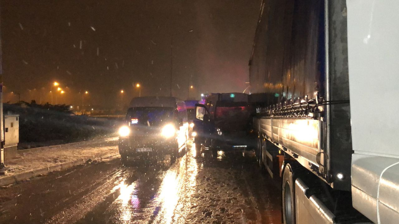Kar yağışı ve buzlanmadan TIR ve otobüs kazaları peş peşe geldi