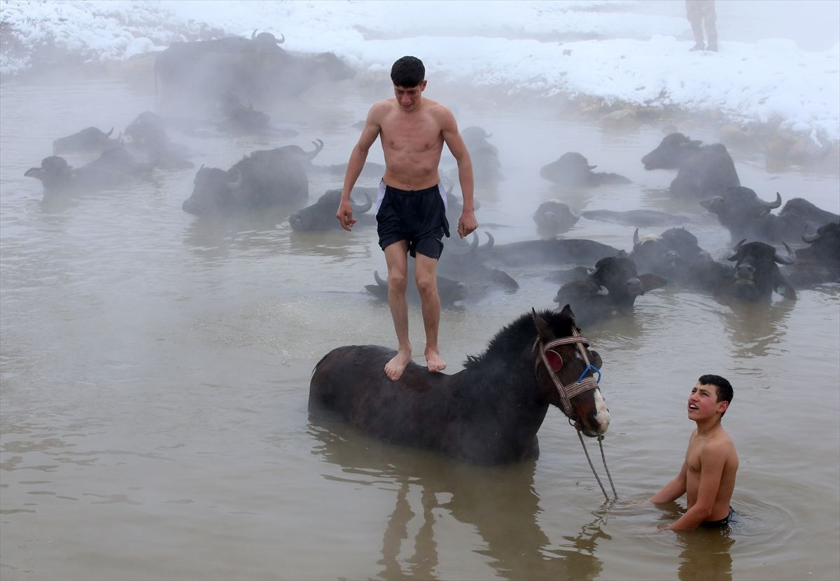 Eksi 20 derecede 40 dereceki suya sokup temizliyorlar fotoğraf tutkunları Bitlis'e koştu