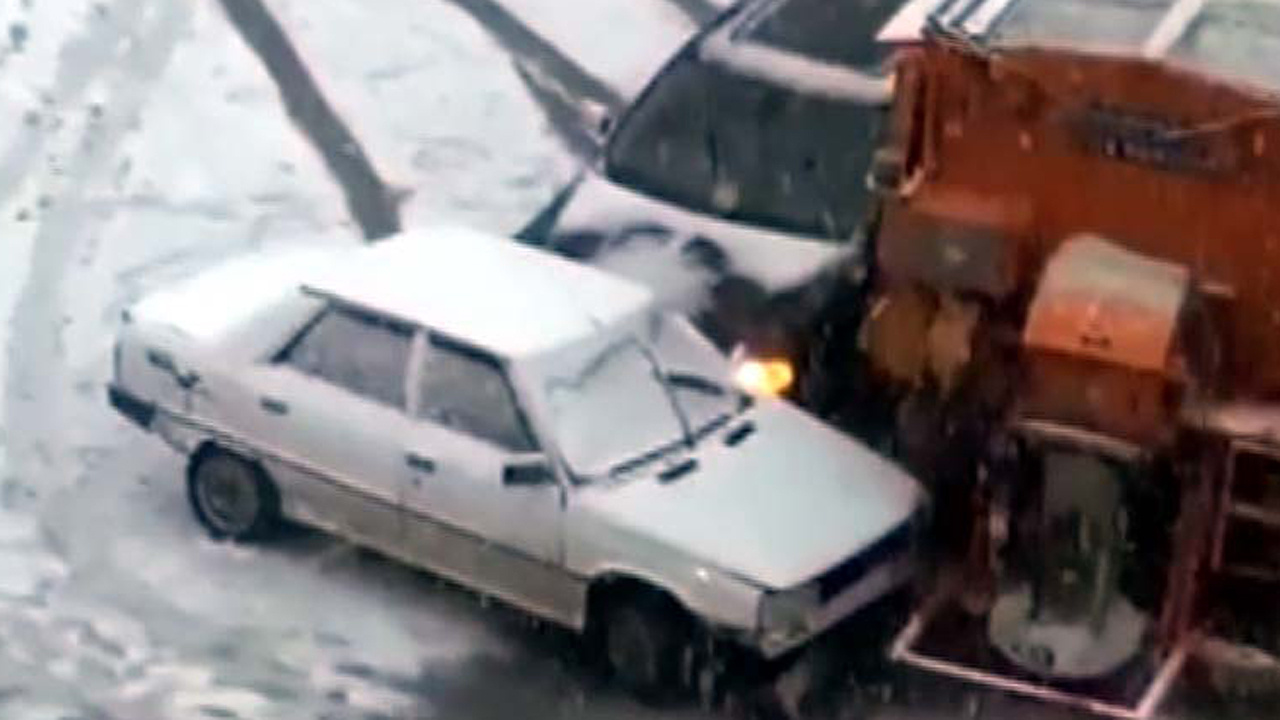 Ankara'da yollar buz pistine döndü kar kazaları kamerada