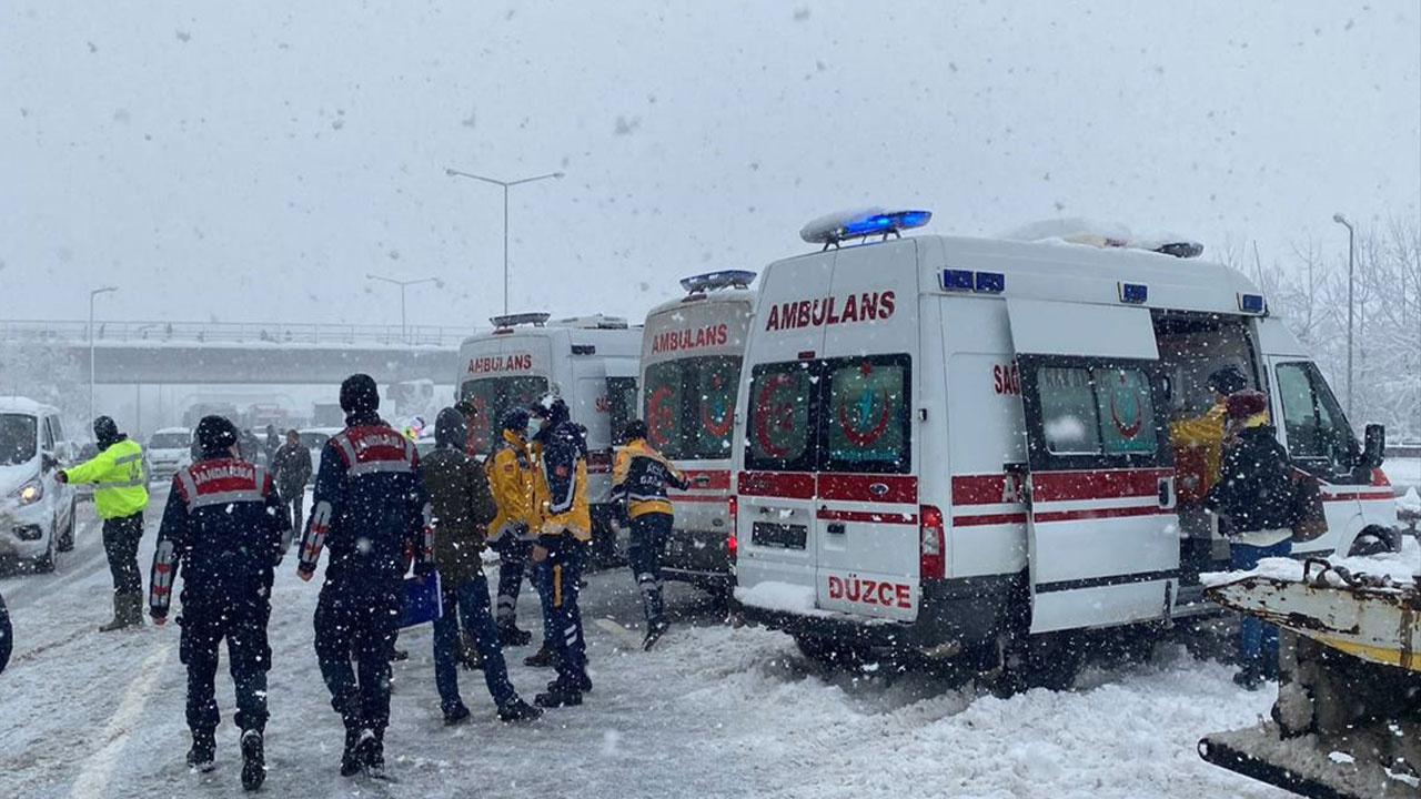 Anadolu Otoyolu'nda zincirleme kaza! 30 araç birbirine girdi İstanbul yönü ulaşıma kapandı