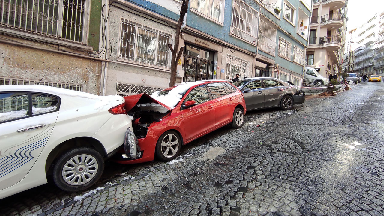 Şişli'de buzlanan yolda kayan itfaiye aracı 7 otomobile çarptı