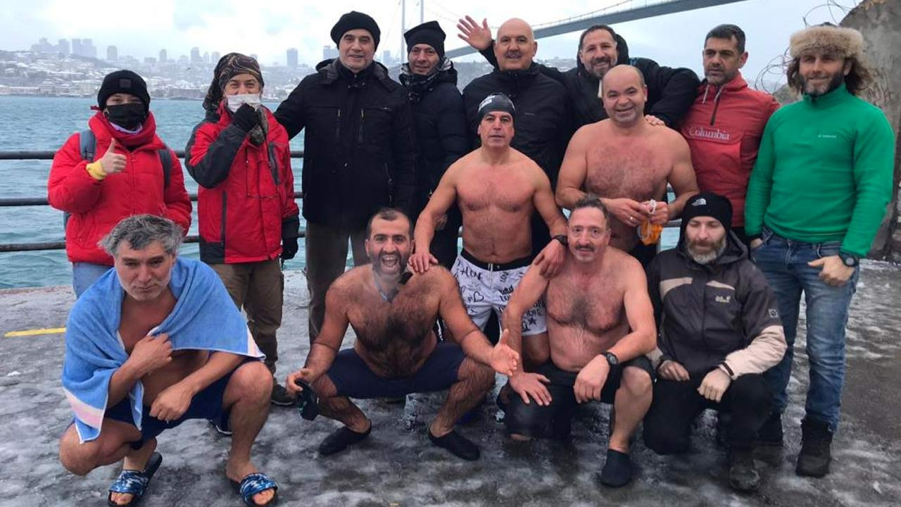 Üsküdar'da karın altında boğazın serin sularında yüzdüler