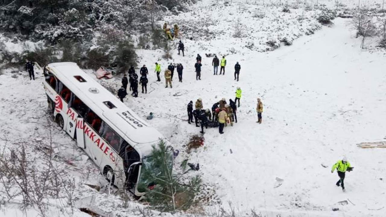 Kuzey Marmara Otoyolu’nda yolcu otobüsü şarampole devrildi: 3 ölü, 15 yaralı